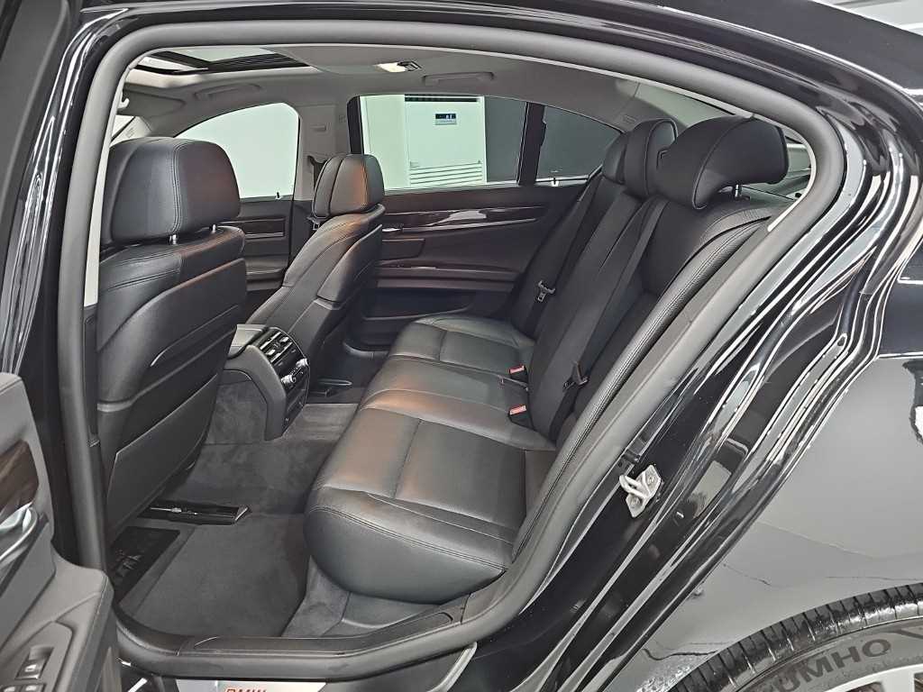 BMW 7-Series — photo 12