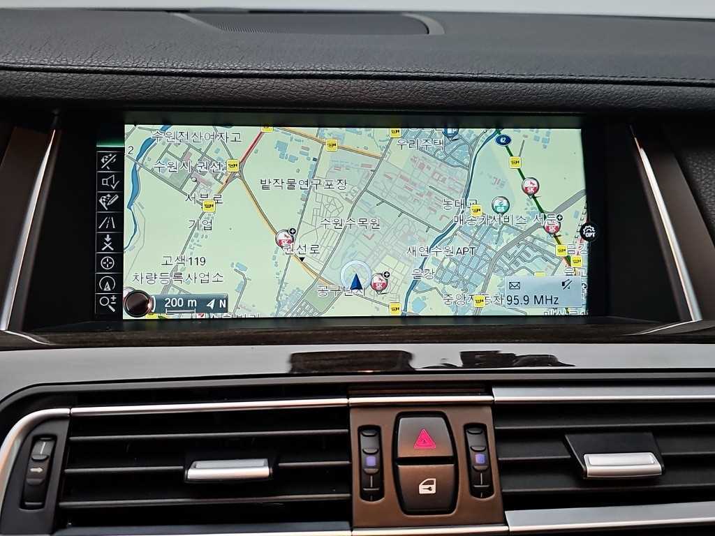 BMW 7-Series — photo 15
