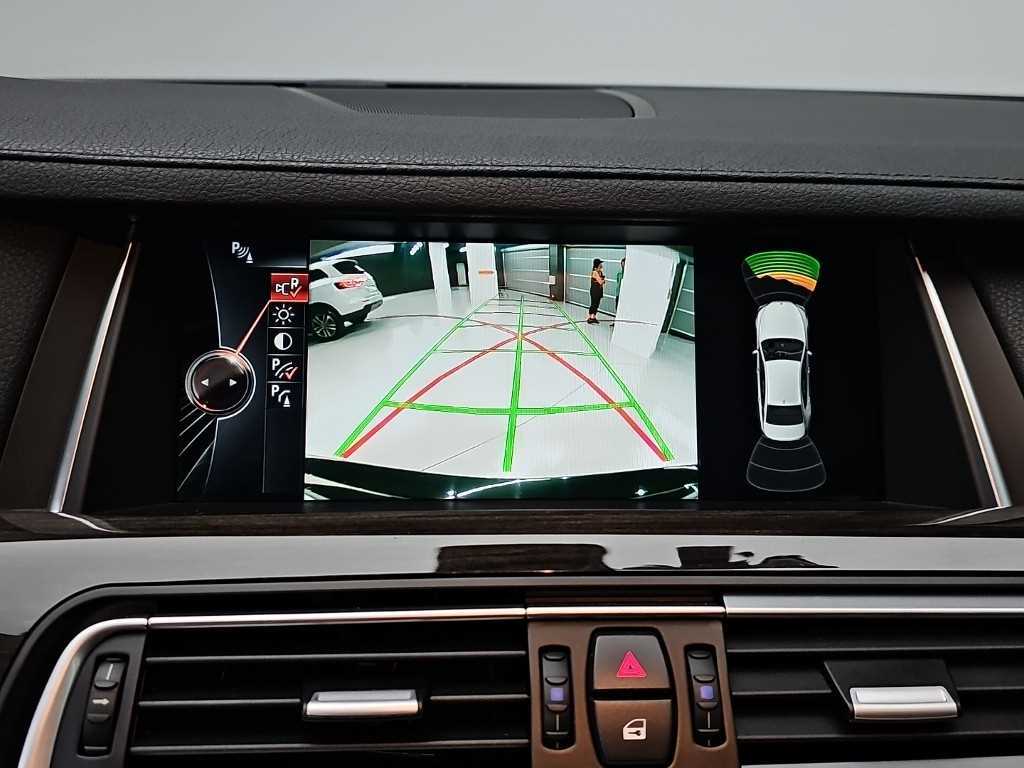 BMW 7-Series — photo 16