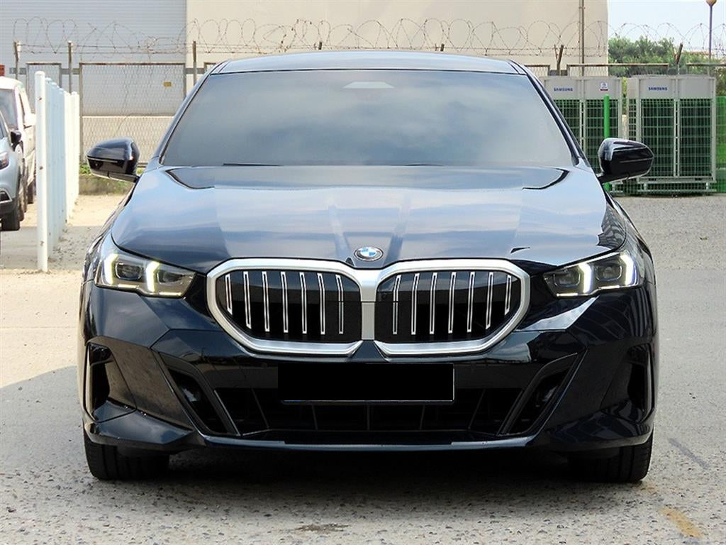 BMW 5-Series — photo 01