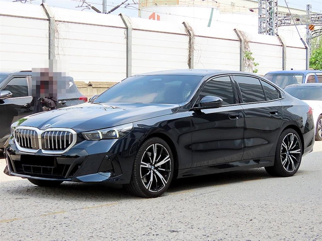 BMW 5-Series — photo 02