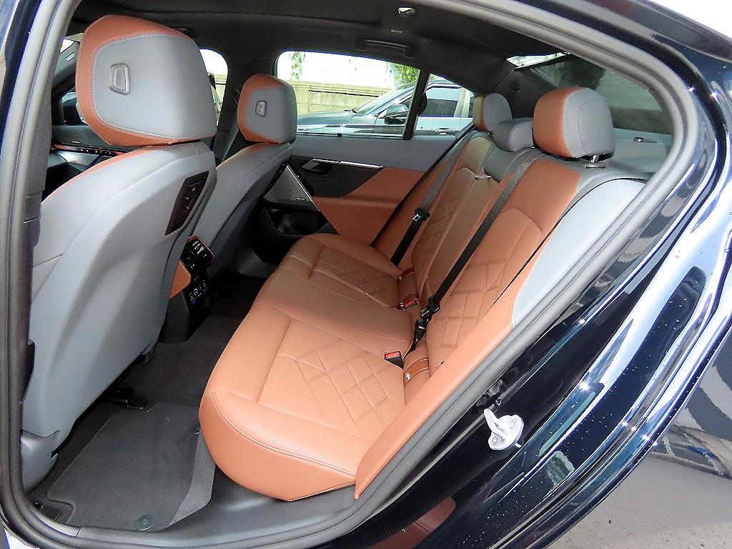 BMW 5-Series — photo 06