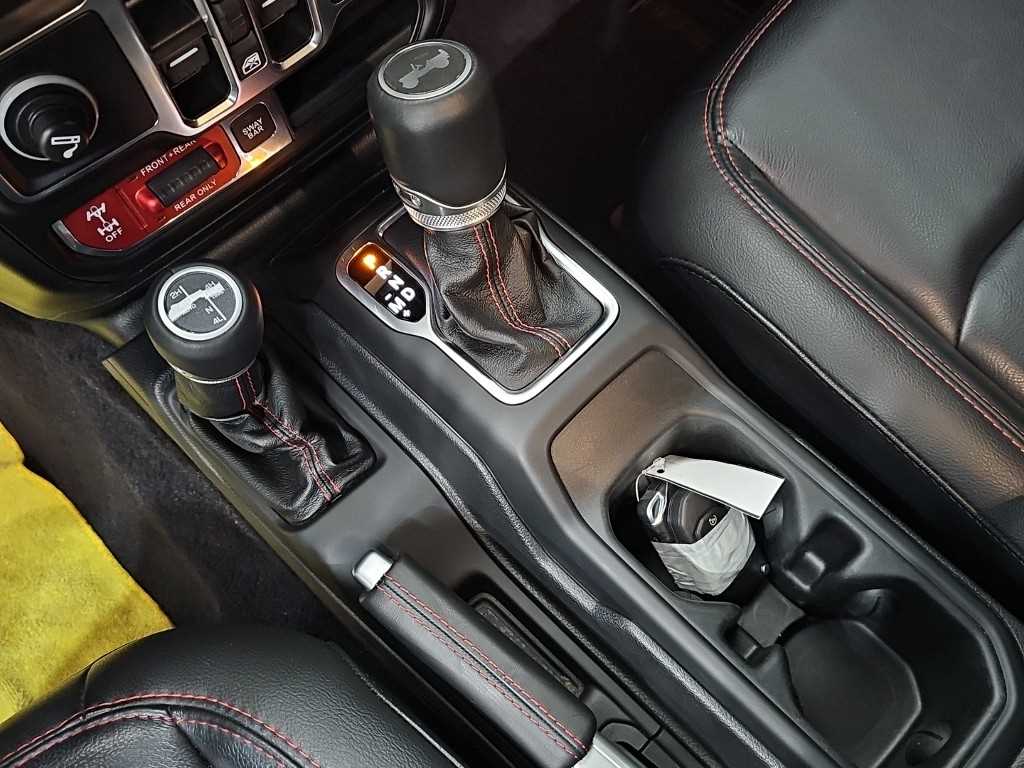 Jeep Wrangler — photo 08