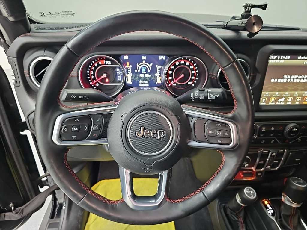 Jeep Wrangler — photo 09