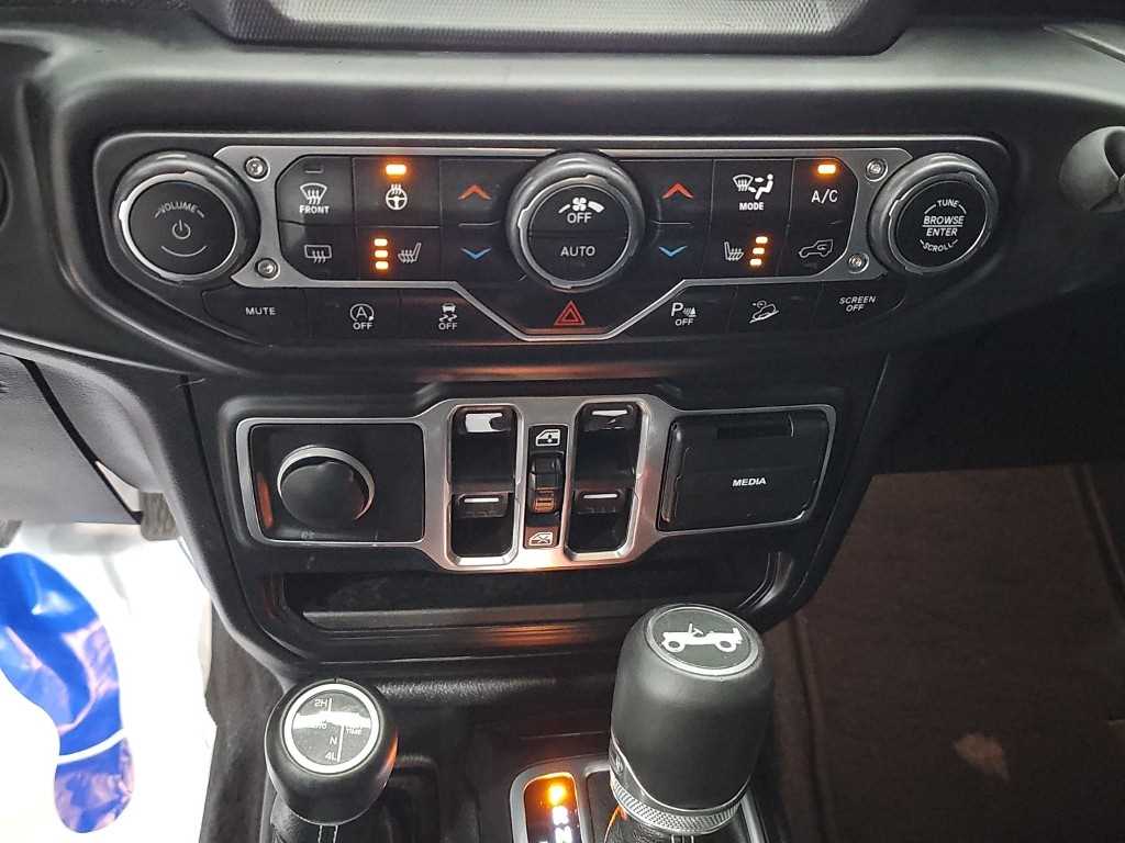 Jeep Wrangler — photo 10