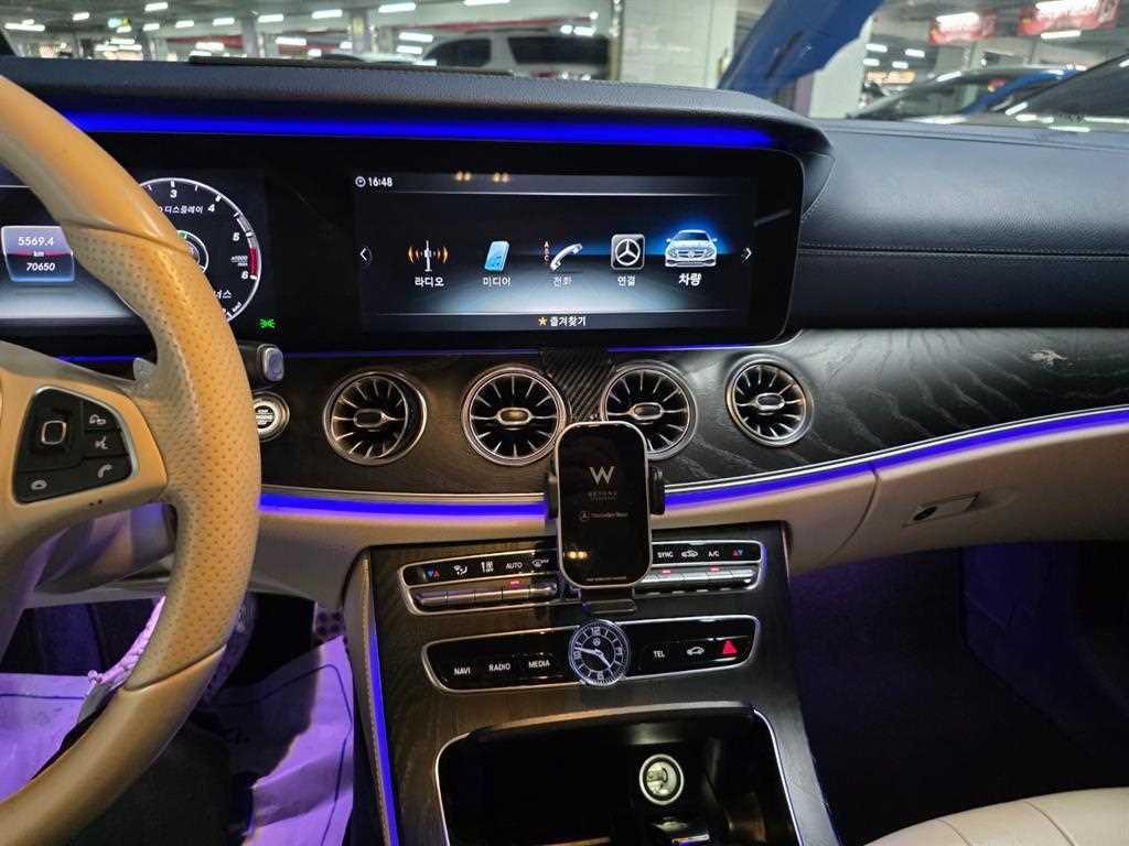 Mercedes-Benz E-Class — photo 10