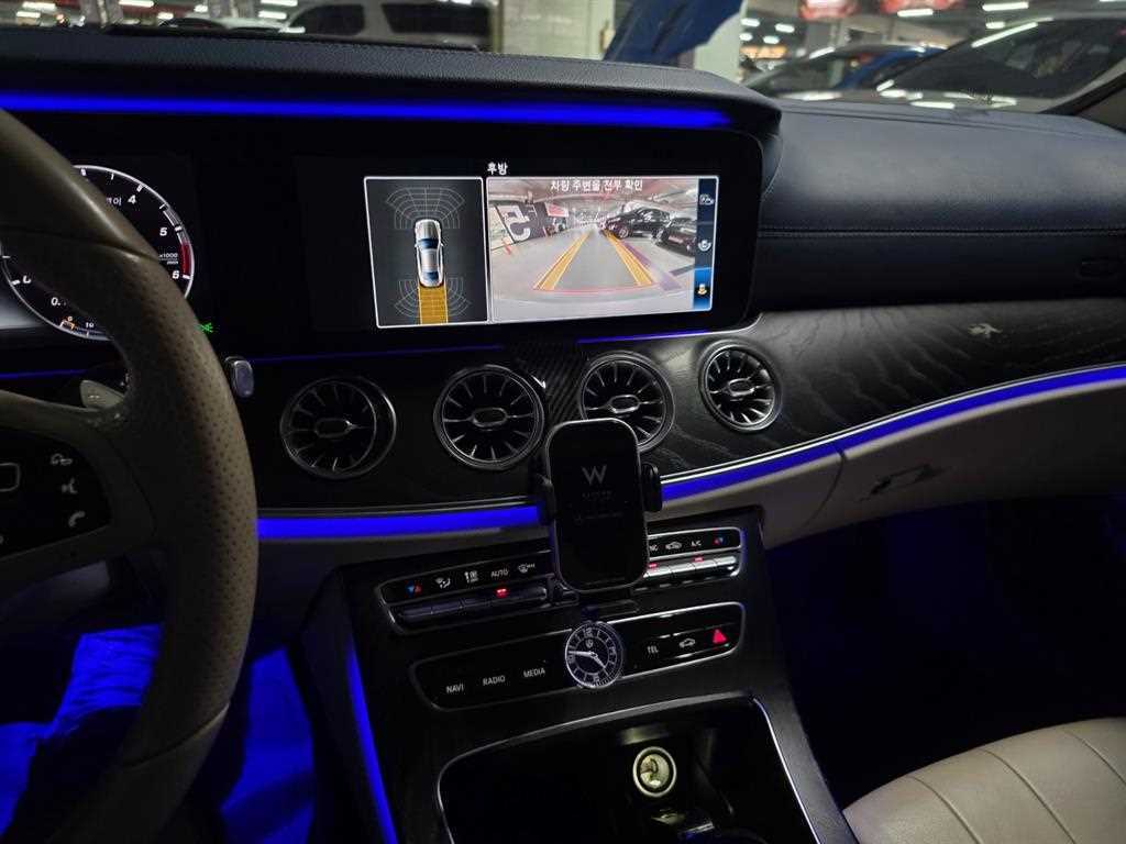 Mercedes-Benz E-Class — photo 11