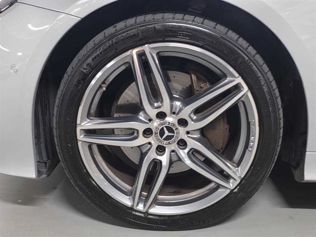 Mercedes-Benz E-Class — photo 17
