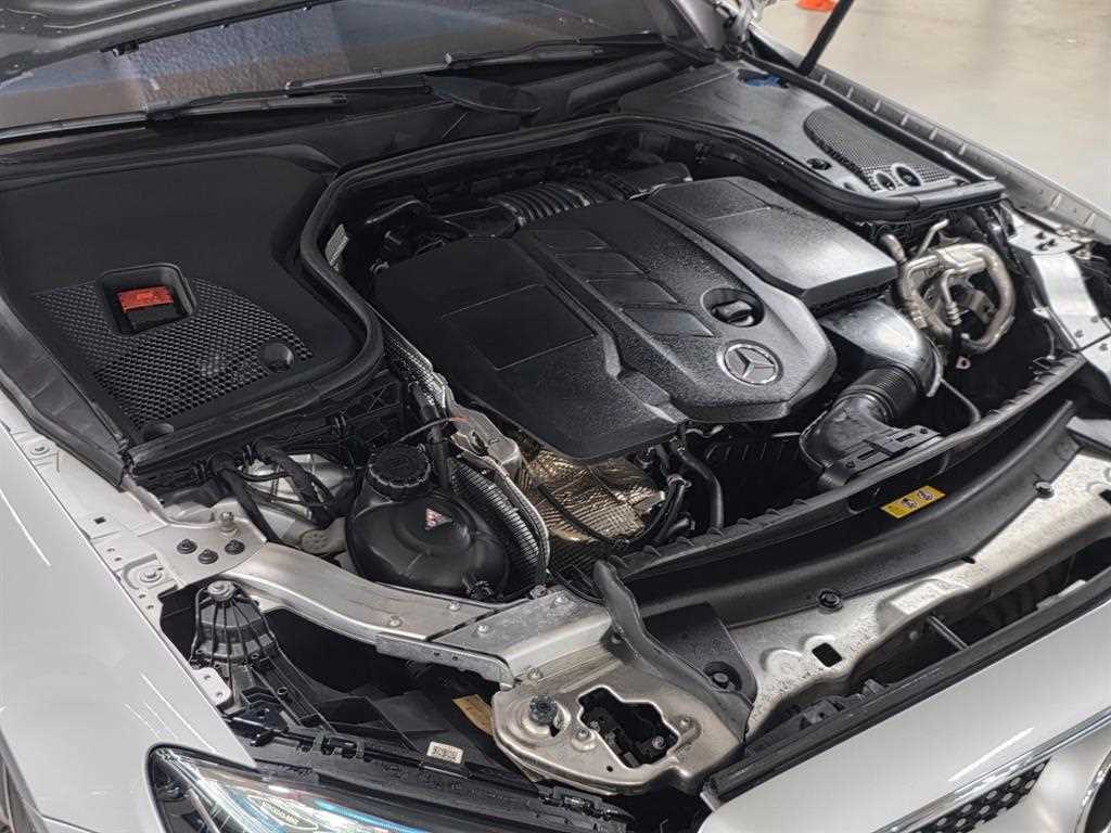 Mercedes-Benz E-Class — photo 19