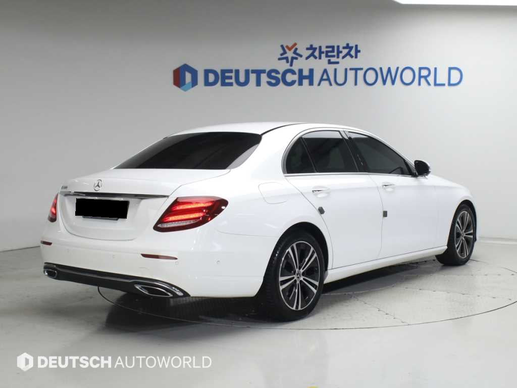 Mercedes-Benz E-Class — photo 03