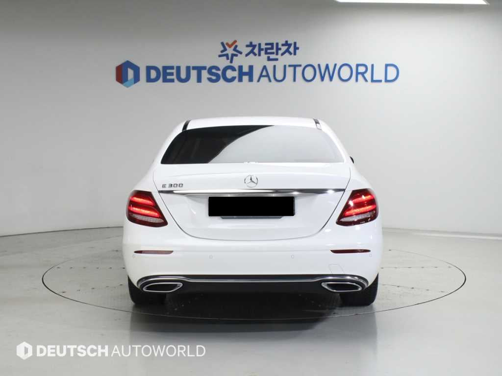 Mercedes-Benz E-Class — photo 05