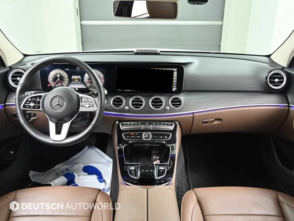 Mercedes-Benz E-Class — photo 08