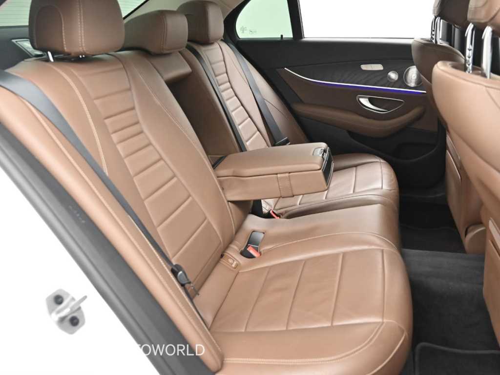 Mercedes-Benz E-Class — photo 12