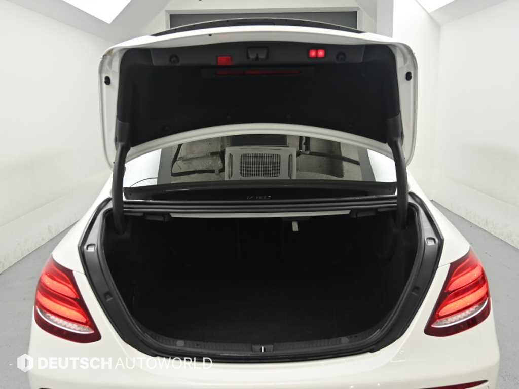 Mercedes-Benz E-Class — photo 19
