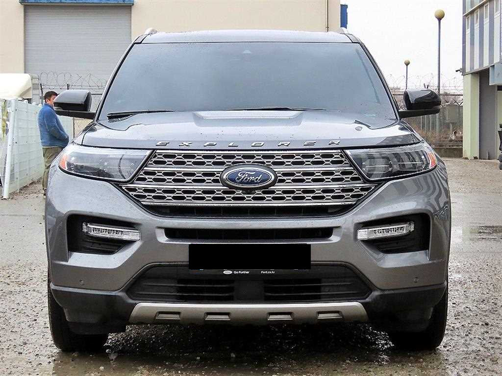 Ford Explorer — photo 01