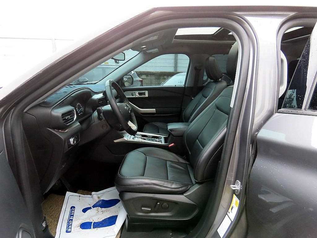 Ford Explorer — photo 05