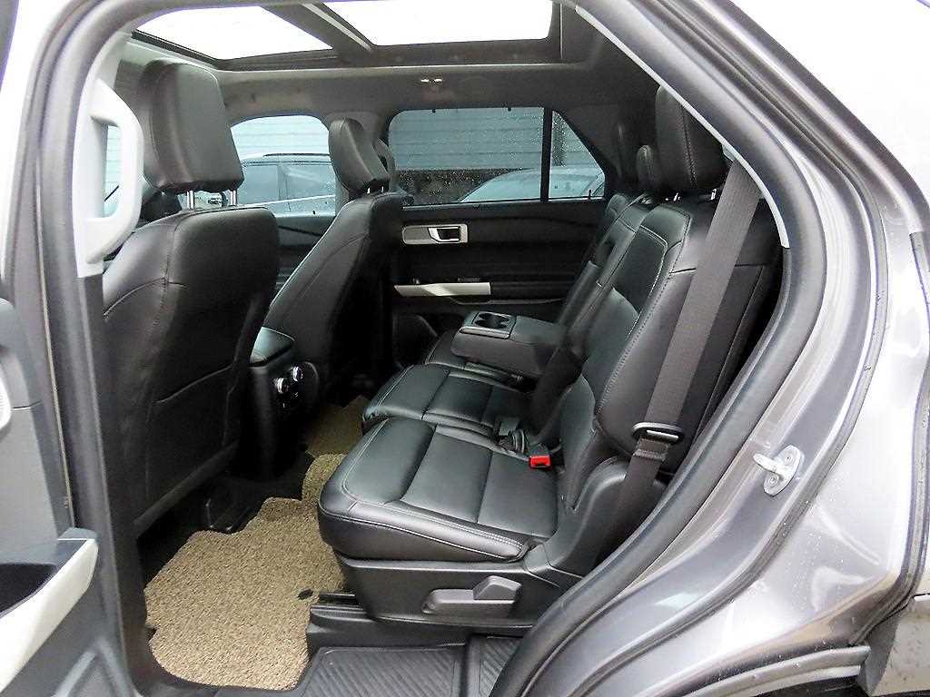 Ford Explorer — photo 06