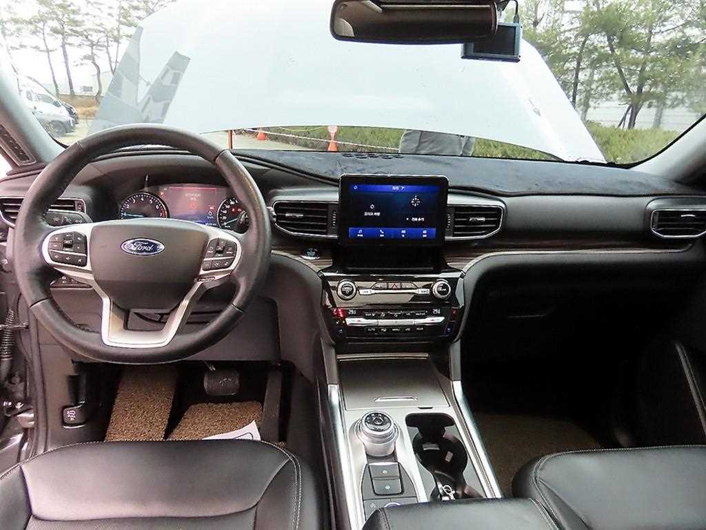 Ford Explorer — photo 07