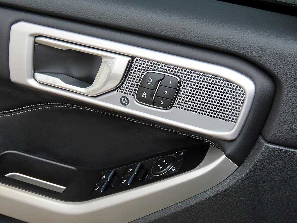 Ford Explorer — photo 11