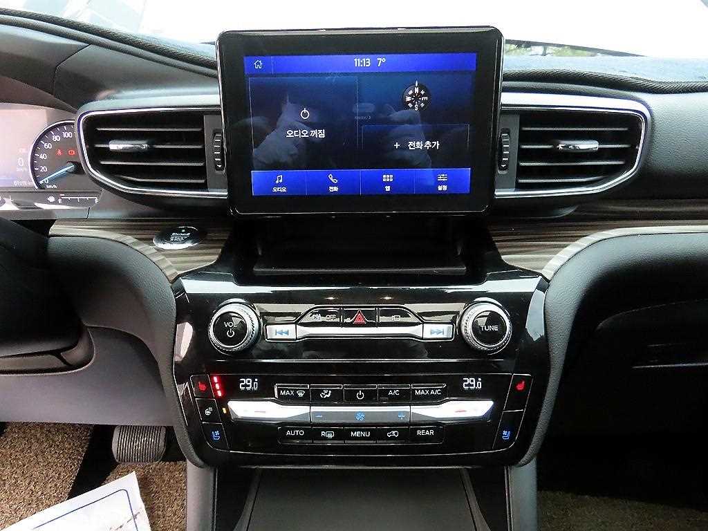 Ford Explorer — photo 12