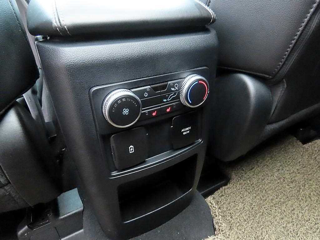 Ford Explorer — photo 15