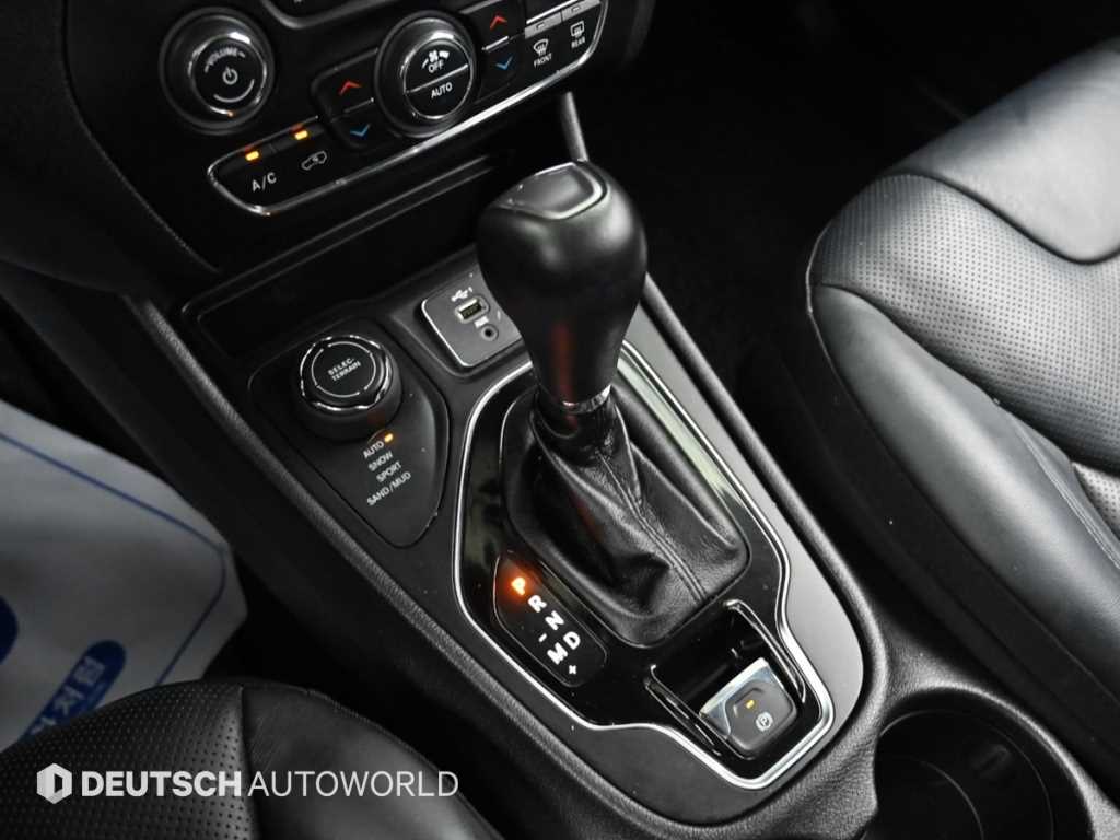 Jeep Cherokee — photo 09