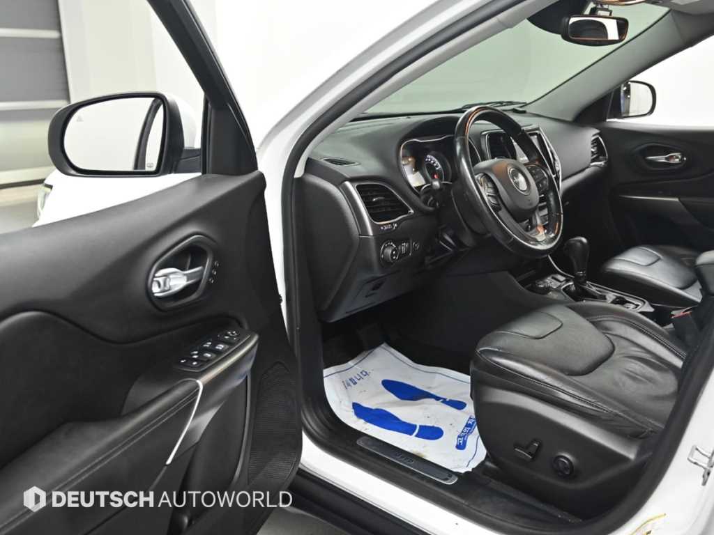 Jeep Cherokee — photo 11