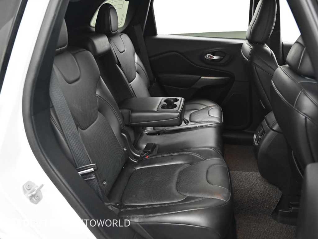 Jeep Cherokee — photo 12
