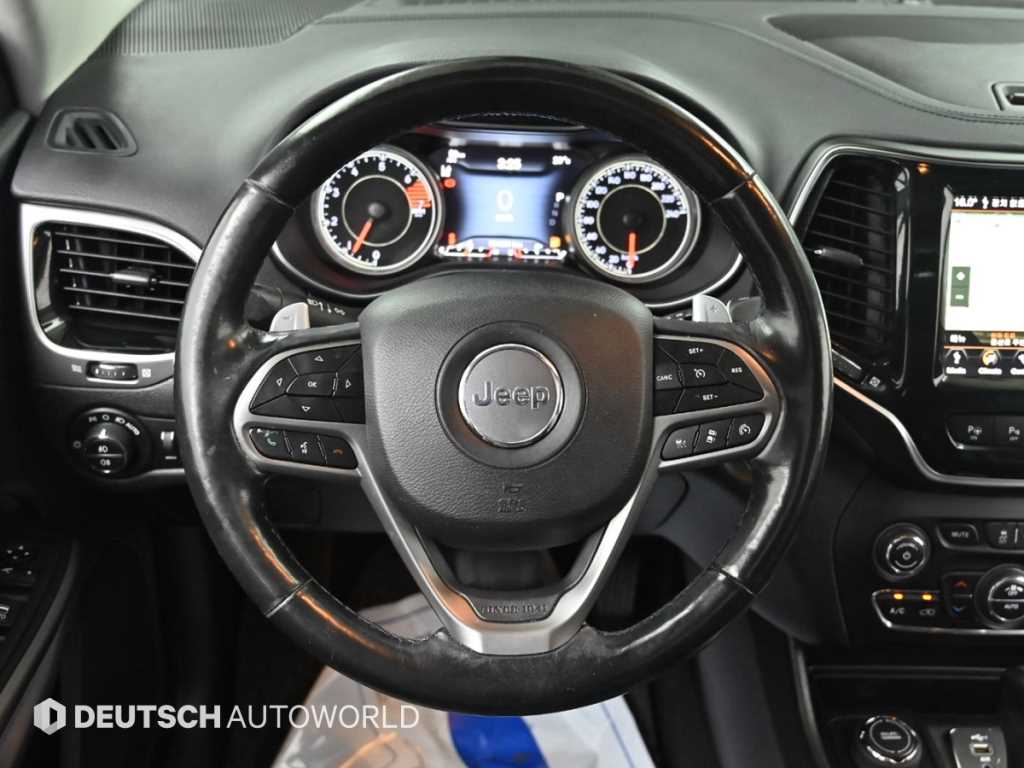 Jeep Cherokee — photo 13