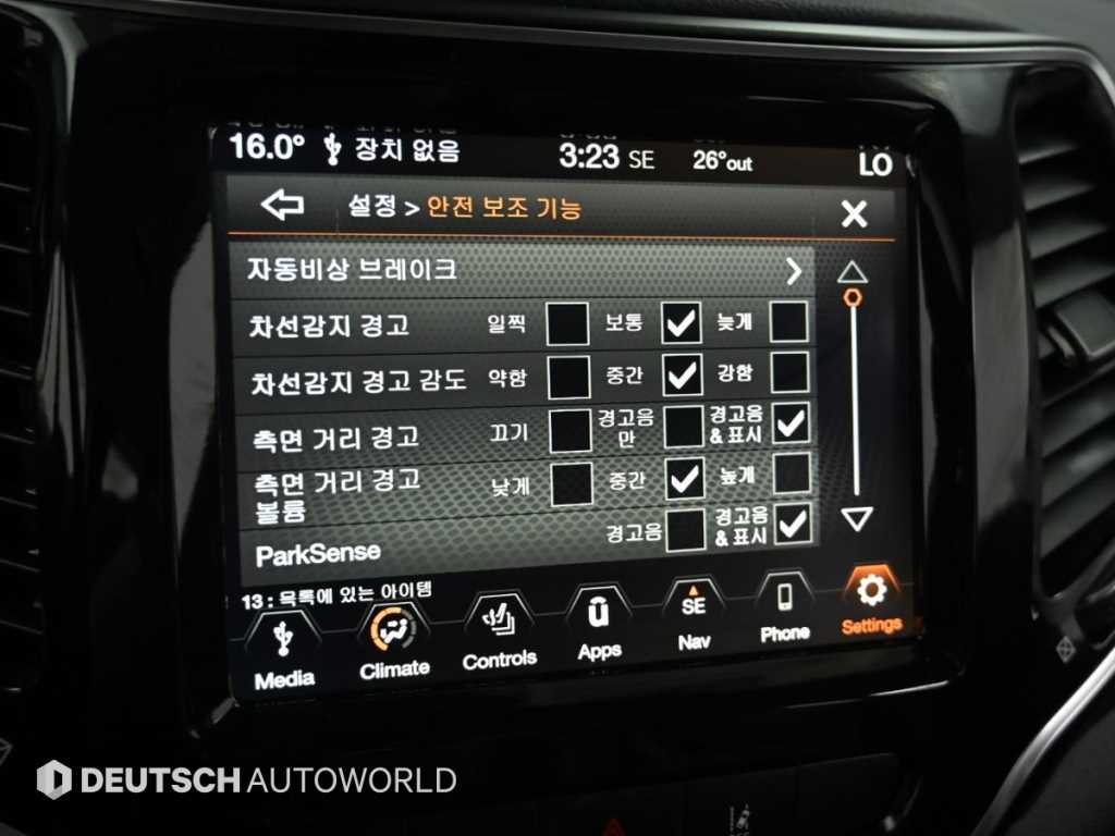 Jeep Cherokee — photo 17