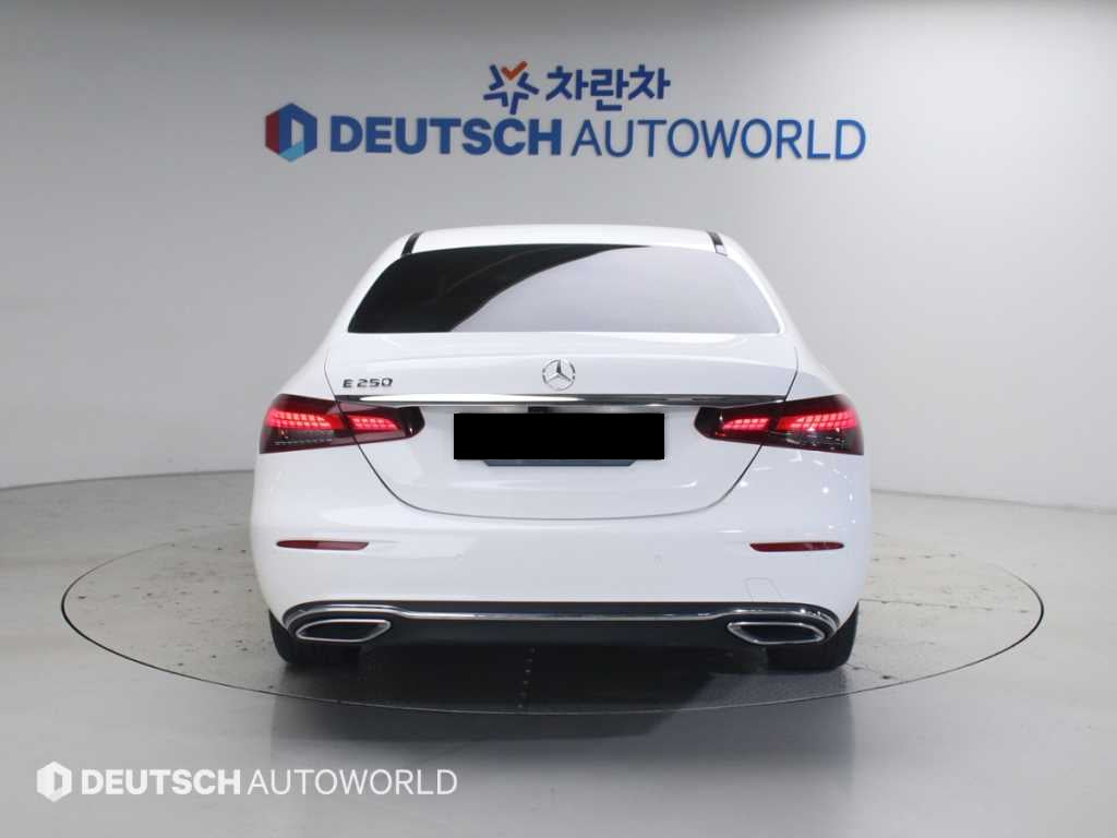 Mercedes-Benz E-Class — photo 04