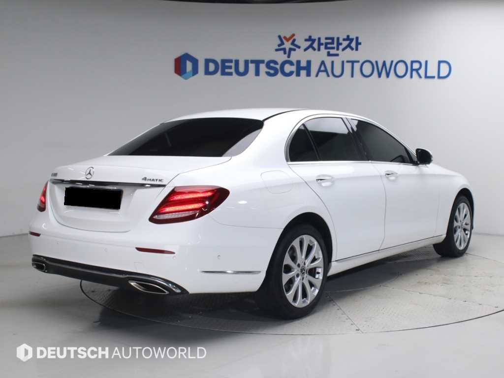 Mercedes-Benz E-Class — photo 02