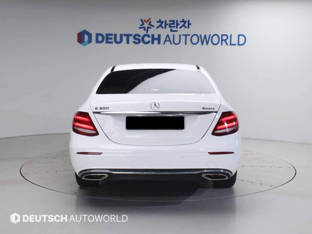 Mercedes-Benz E-Class — photo 04