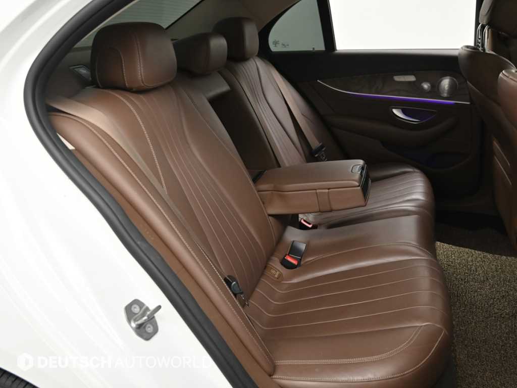 Mercedes-Benz E-Class — photo 12