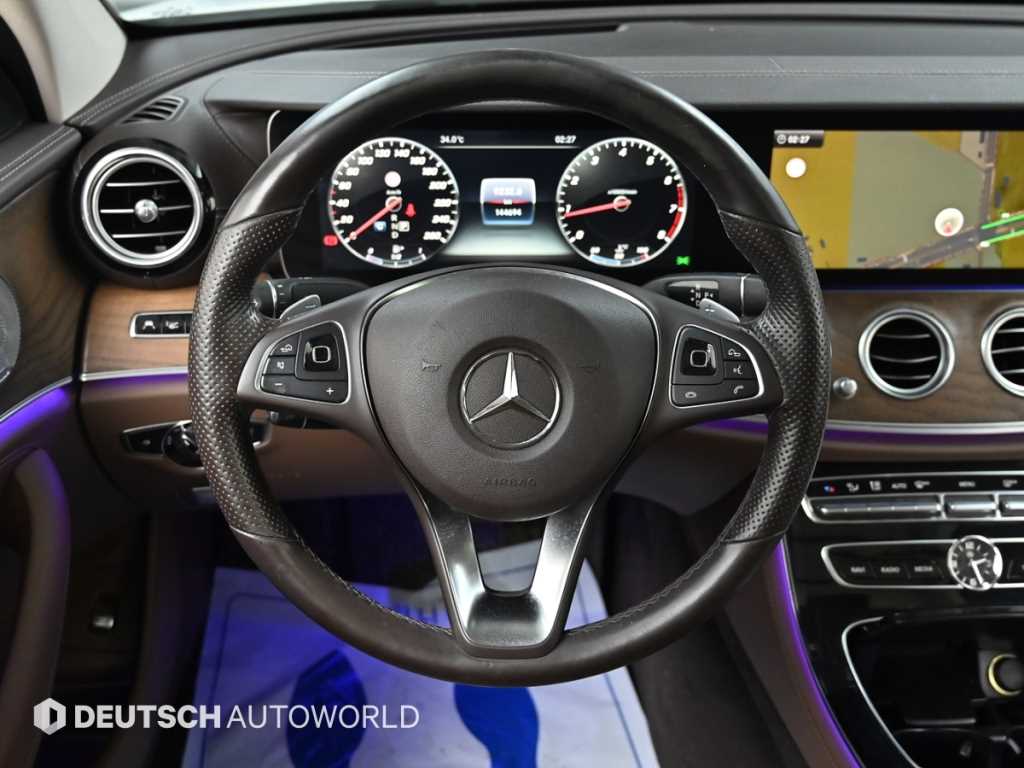 Mercedes-Benz E-Class — photo 13