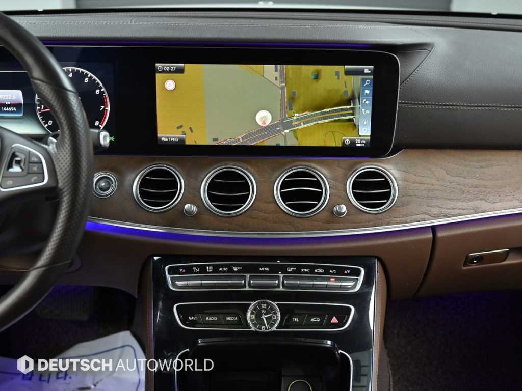 Mercedes-Benz E-Class — photo 14
