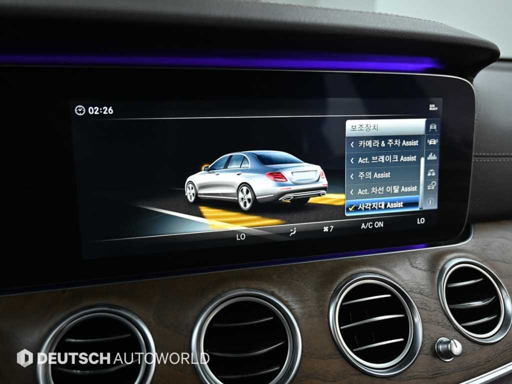 Mercedes-Benz E-Class — photo 17