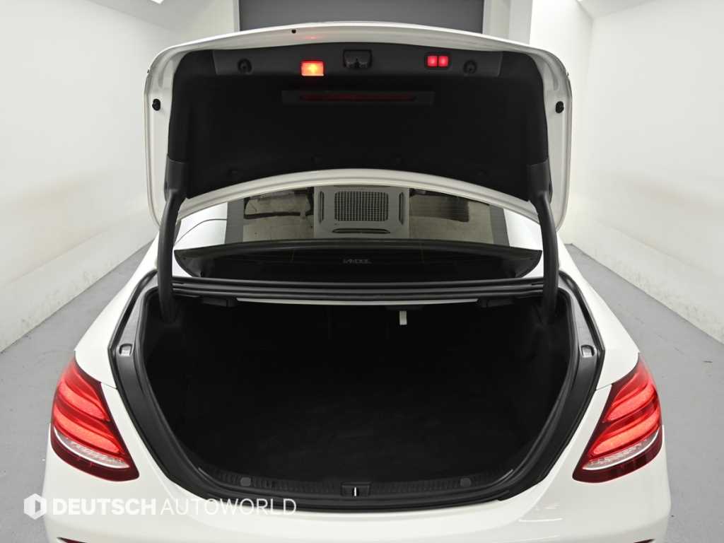 Mercedes-Benz E-Class — photo 20