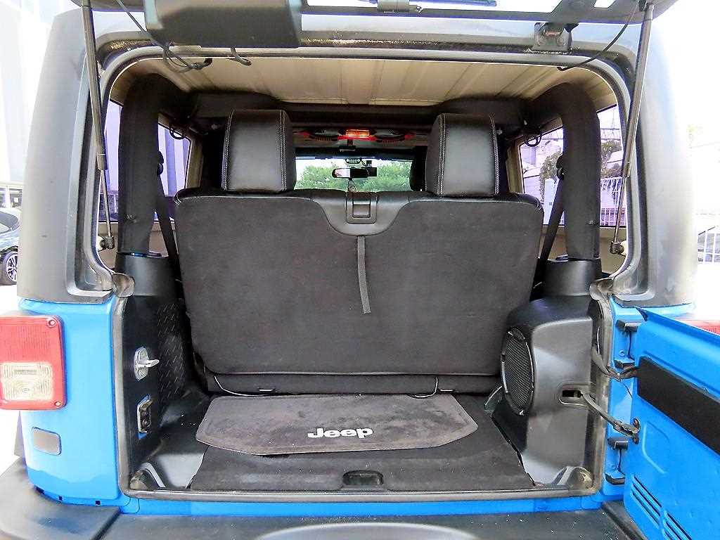 Jeep Wrangler — photo 15