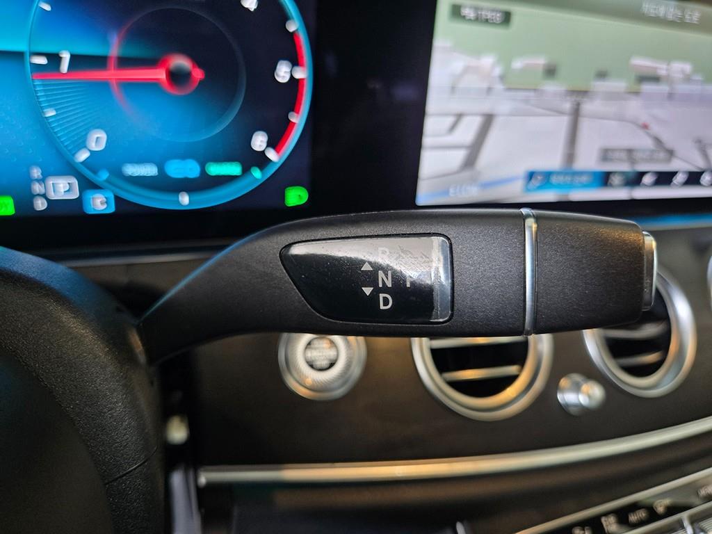 Mercedes-Benz E-Class — photo 11
