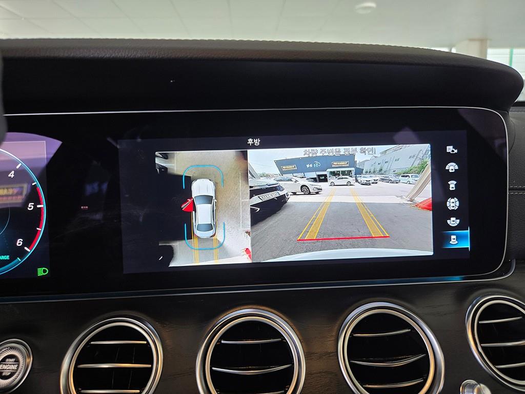 Mercedes-Benz E-Class — photo 16