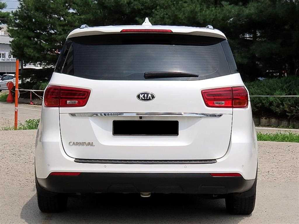 Kia Carnival — photo 03