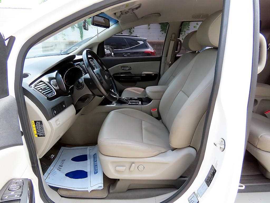 Kia Carnival — photo 04