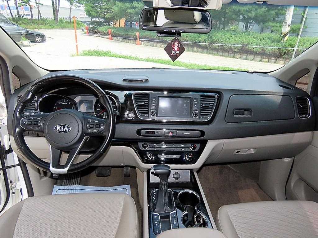 Kia Carnival — photo 07