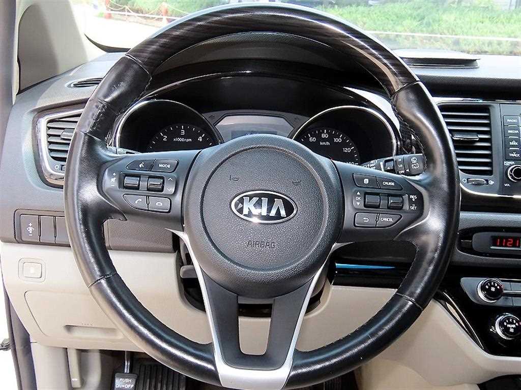 Kia Carnival — photo 08