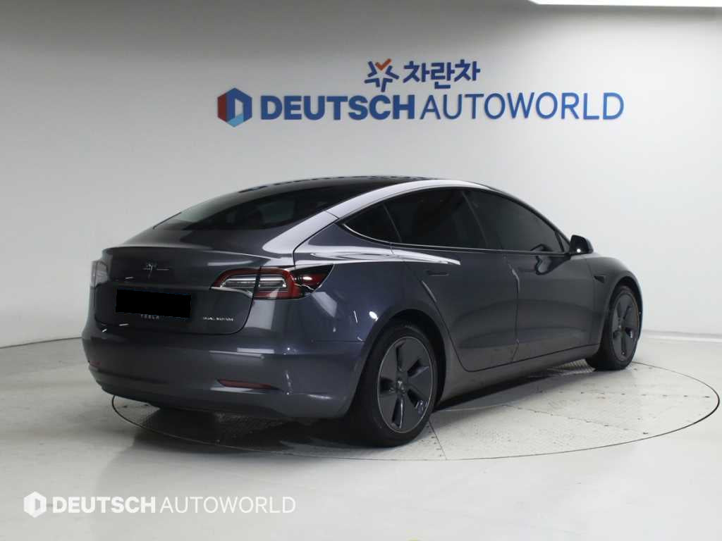 Tesla Model 3 — photo 02