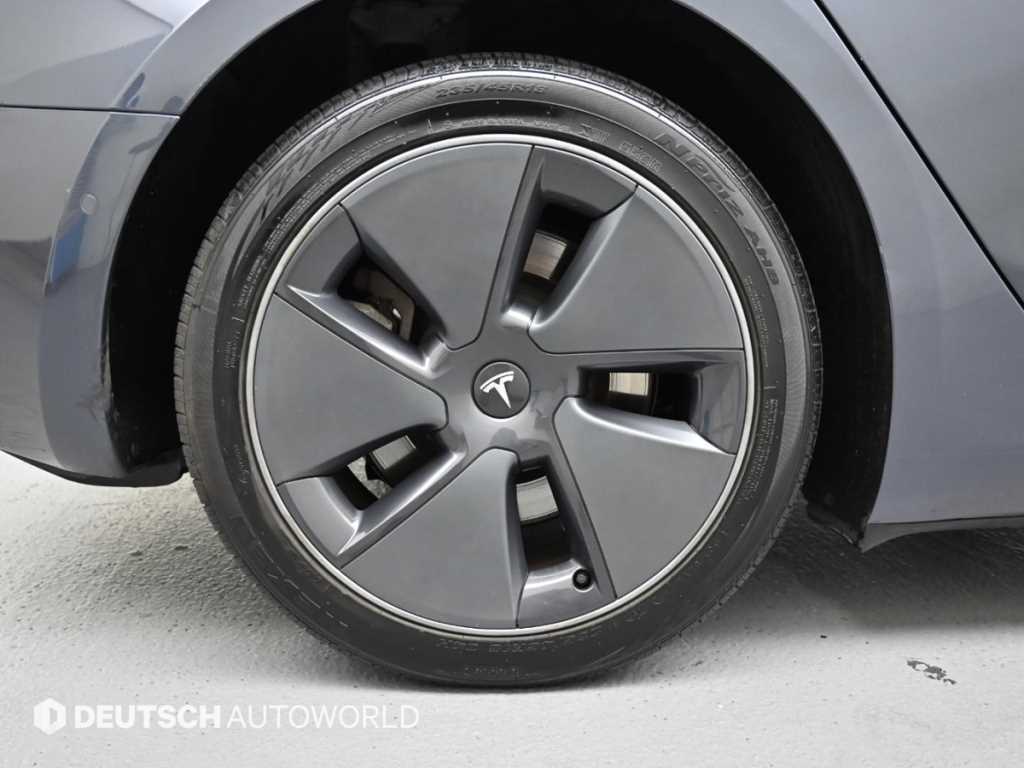 Tesla Model 3 — photo 05