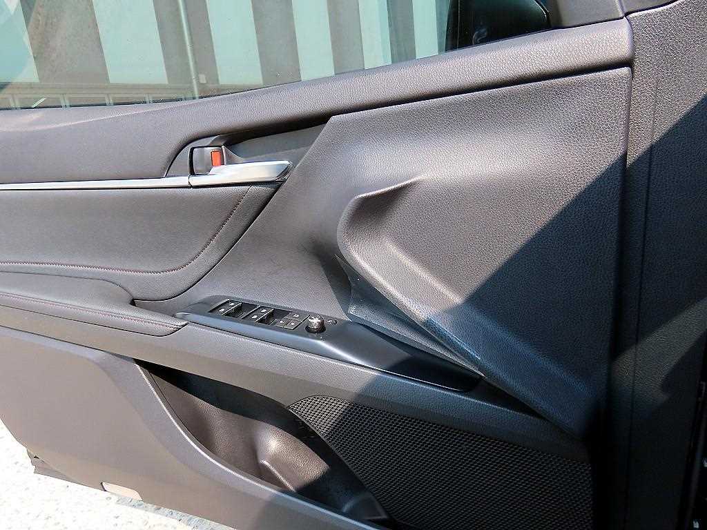 Toyota Camry — photo 11