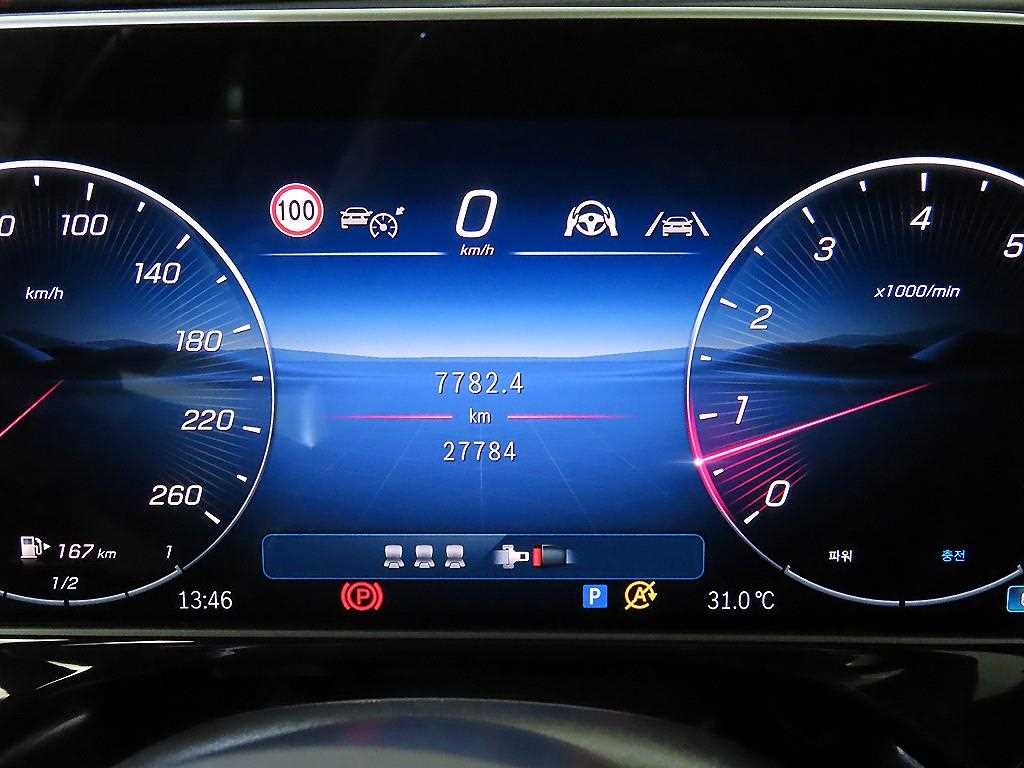 Mercedes-Benz E-Class — photo 09