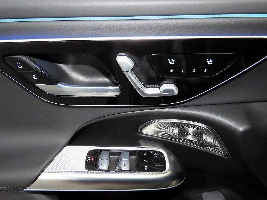 Mercedes-Benz E-Class — photo 13